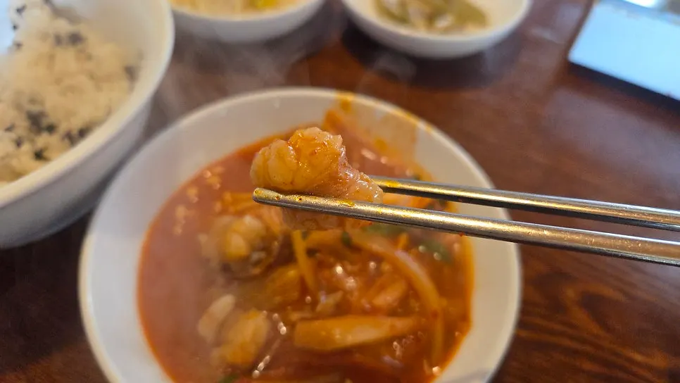 The rich broth color of the beef tripe hot pot