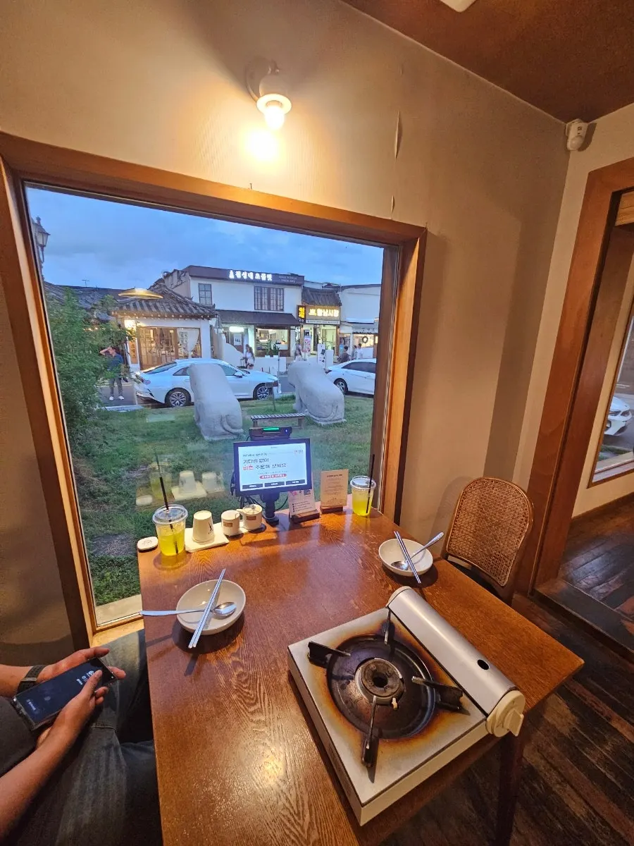 Interior suited to family meals and dates