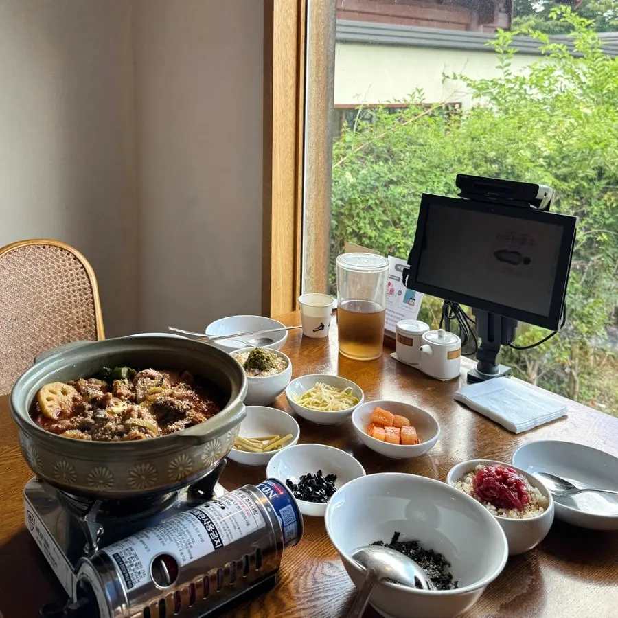 동양백반 밑반찬 4가지와 김가루 그릇