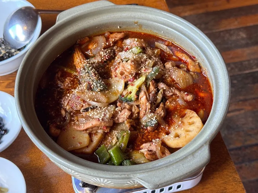 기본찬이 차려진 동양백반 테이블