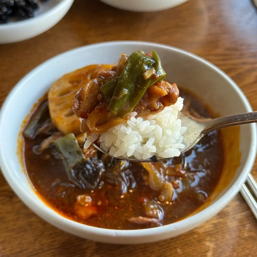 감자와 당면이 푸짐한 오색야채찜닭 속