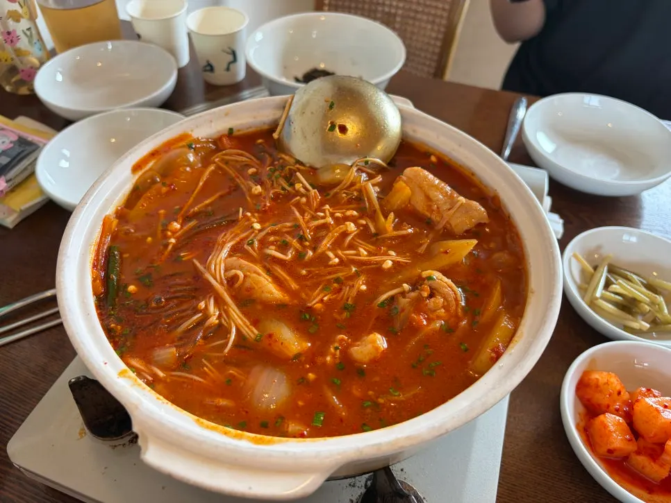 Dongyang Baekban's Sumi chicken stew, fully cooked and ready to eat
