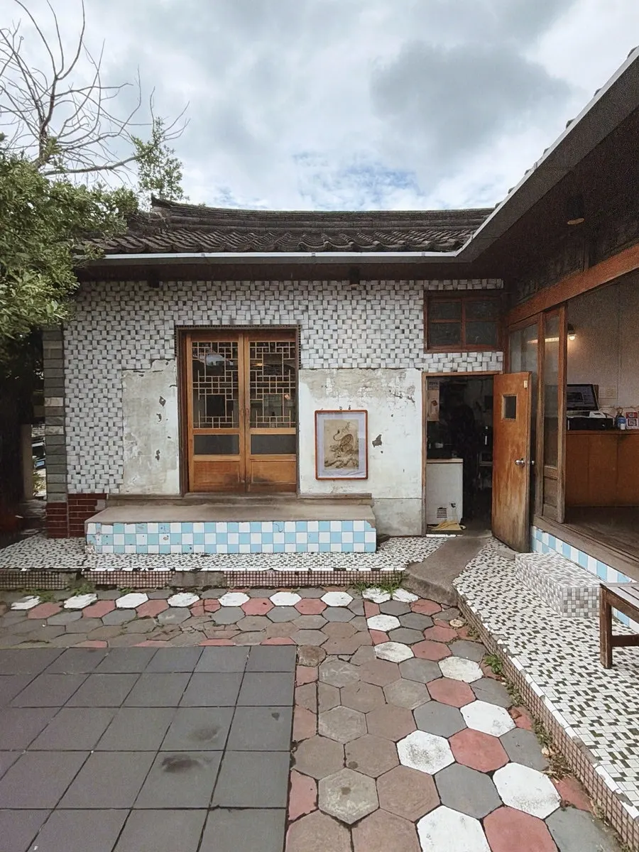 Dongyang Baekban's courtyard with checkered tile flooring