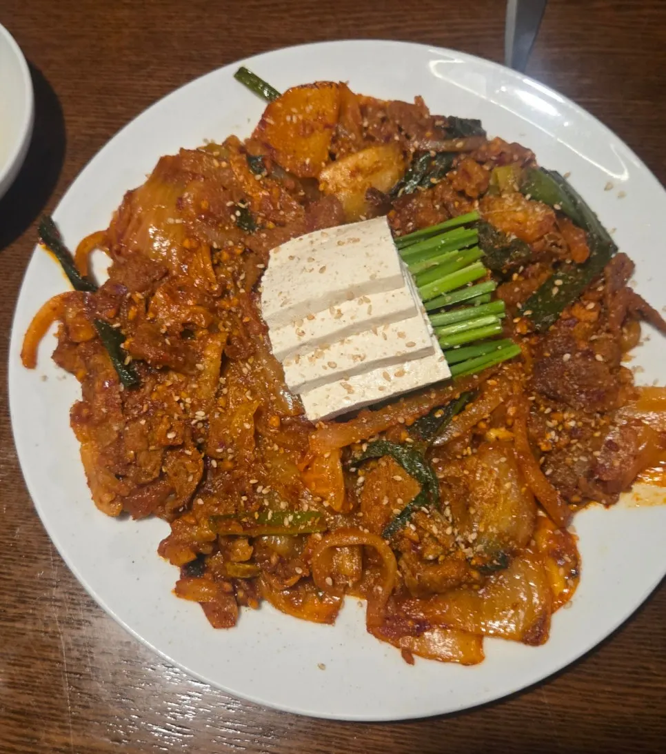 두부와 부추가 올라간 돼지김치 두루치기