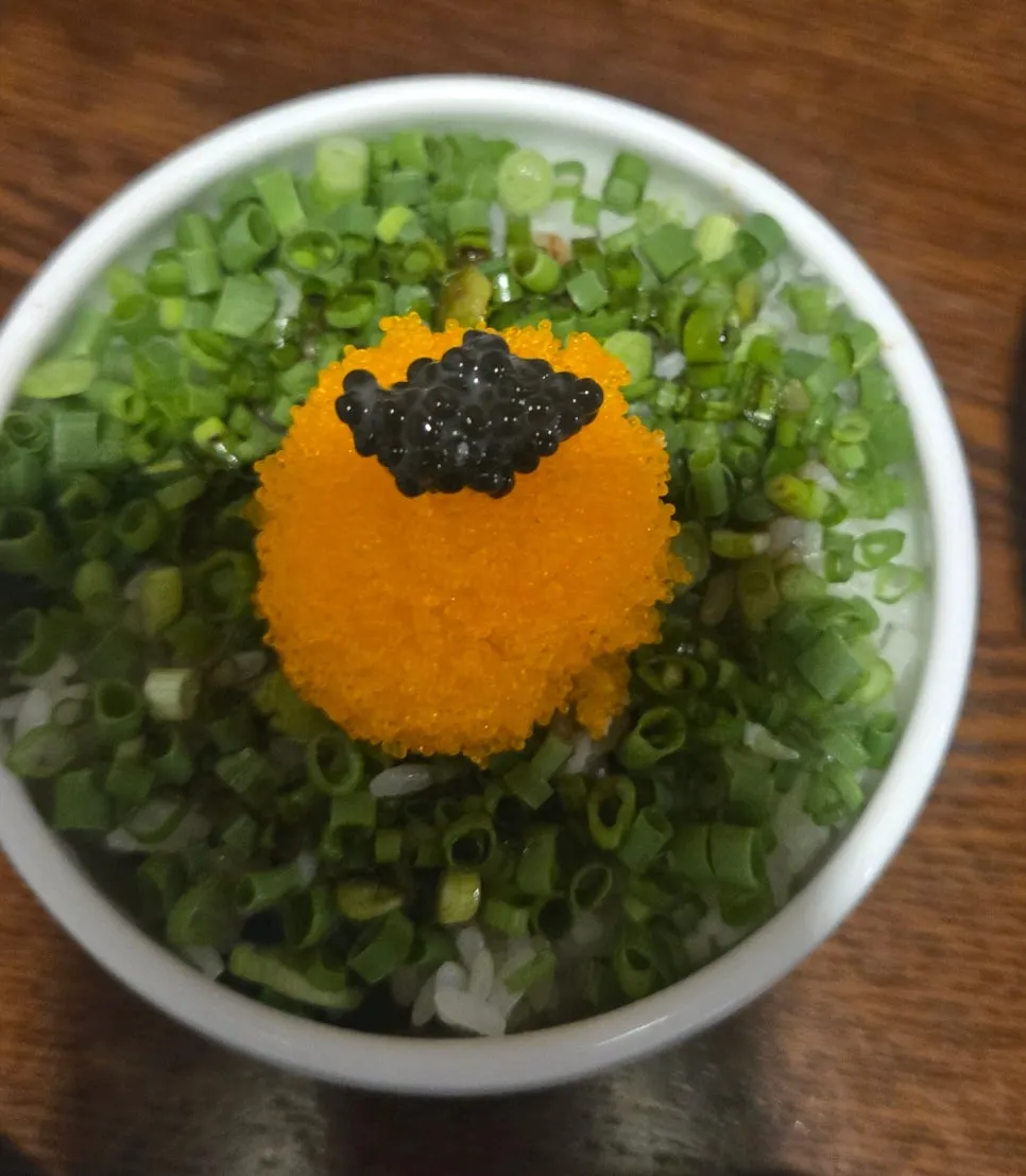 알이 올라간 동양백반 캐비어알밥