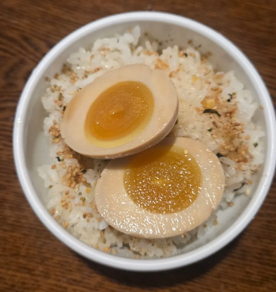 참기름을 넣어 비빈 계란밥