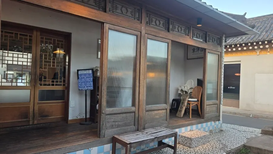 문지방이 있는 동양백반 한옥 통로