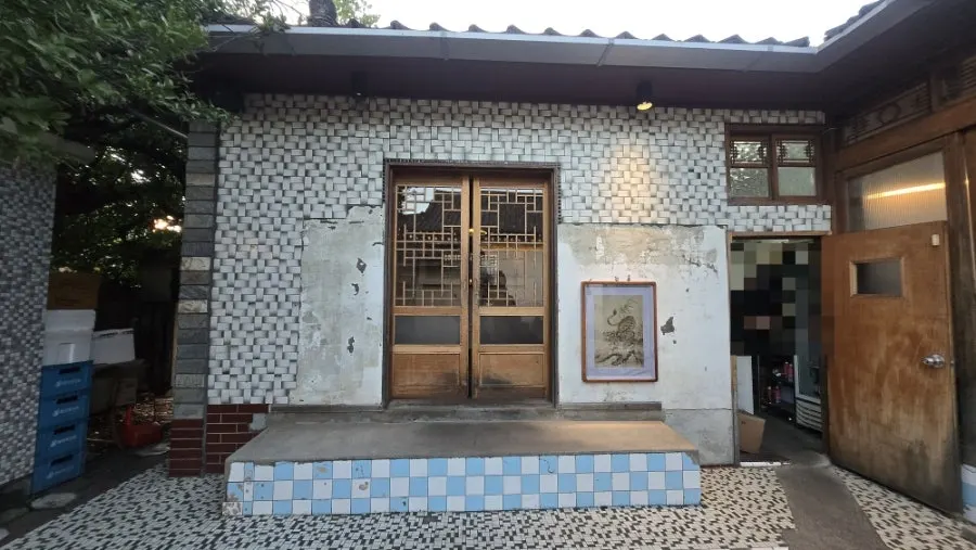 레트로 색 조합의 동양백반 인테리어