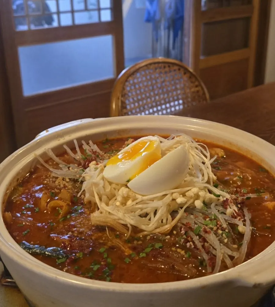 토마토가 올라간 특미 닭볶음탕