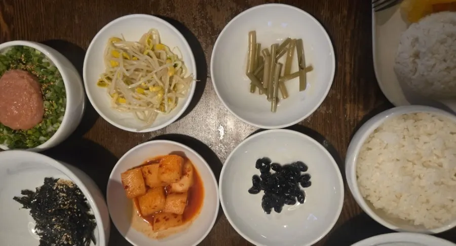 콩나물 콩자반 깍두기 등 밑반찬