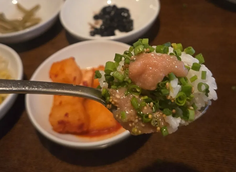 끓고 있는 토마토 닭볶음탕과 감자 사리