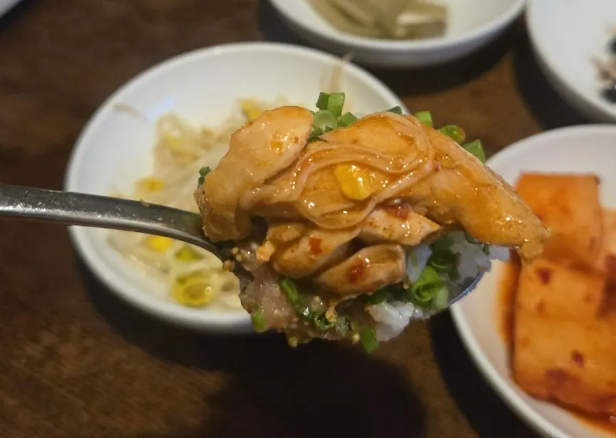 명란밥 위에 올린 닭볶음탕 한 입