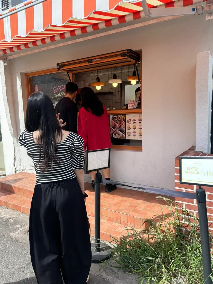 Exterior of Tareudang dessert shop on Hwangnidang-gil in Gyeongju