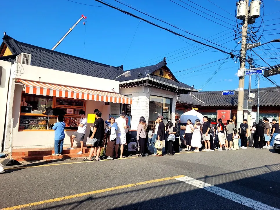 Waiting line in front of Tareudang