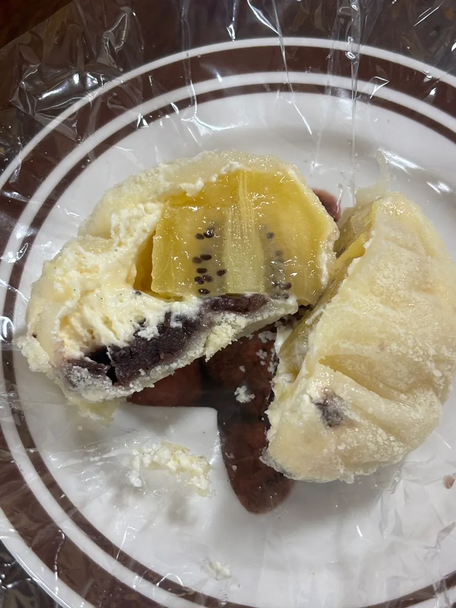 Cross-section showing fruit packed between rice cake layers