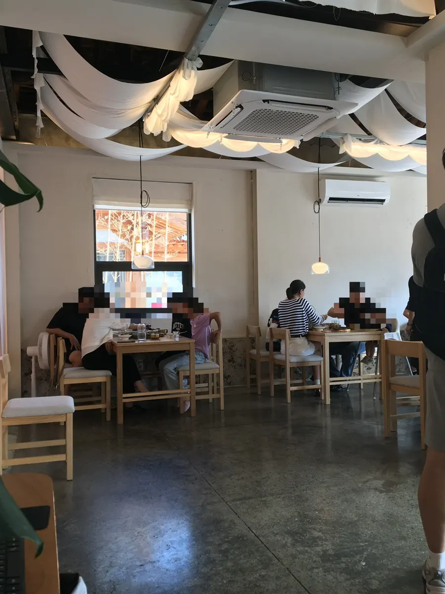 Goyu's 4-person table seating with wide spacing