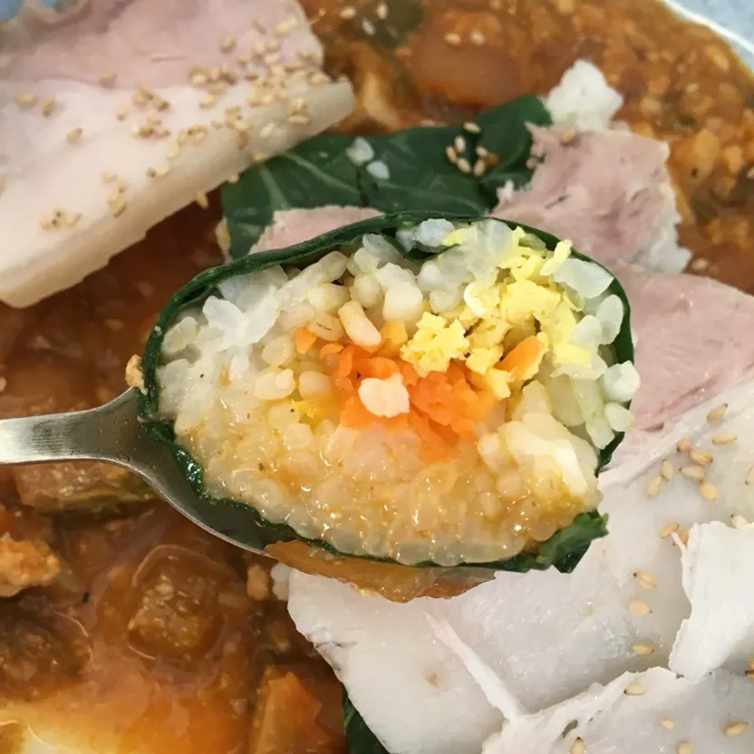 Perilla leaf ssambap topped with carrot and egg garnish