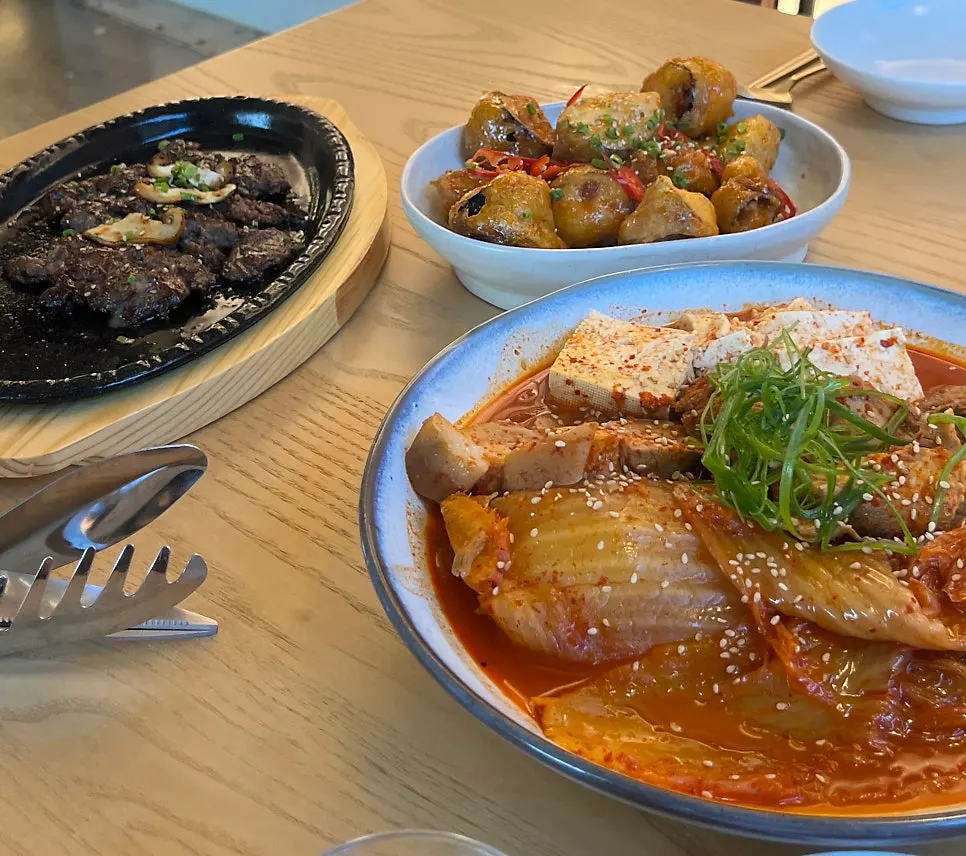 돼지 포기김치찜과 사이드 메뉴가 놓인 상
