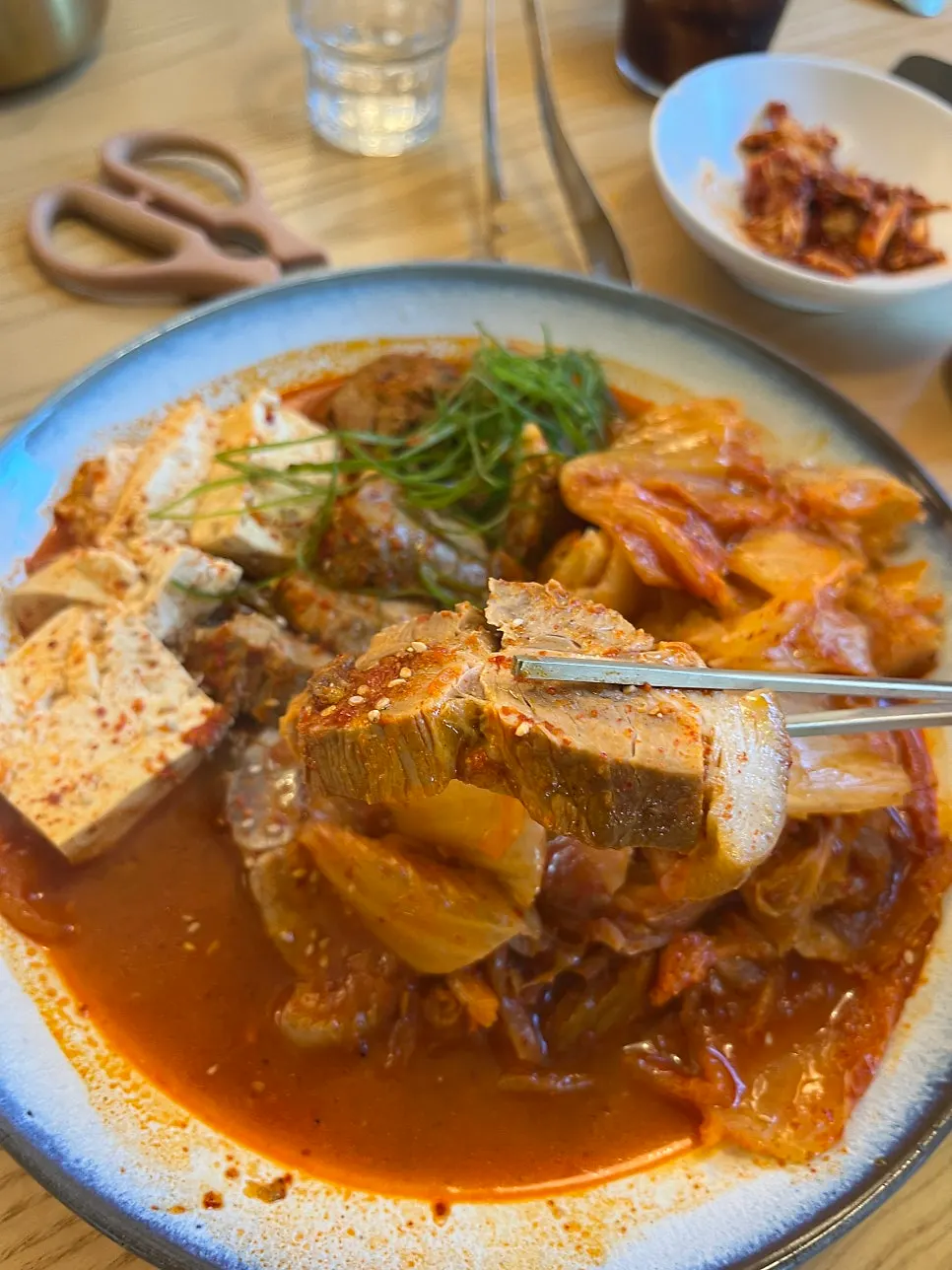 부드러운 앞다리살이 든 돼지 포기김치찜