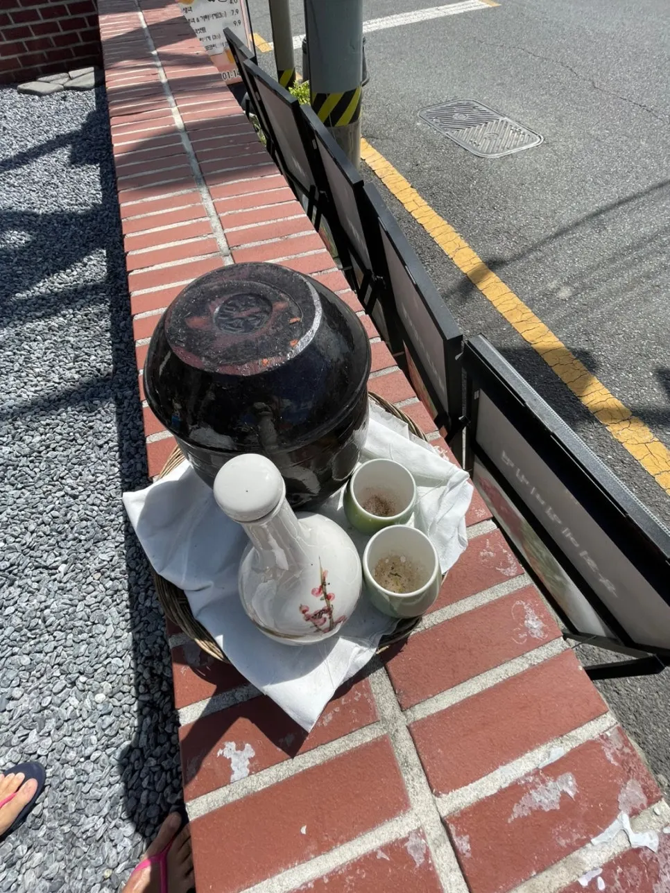 창가 앞 나무 평상과 한옥 분위기