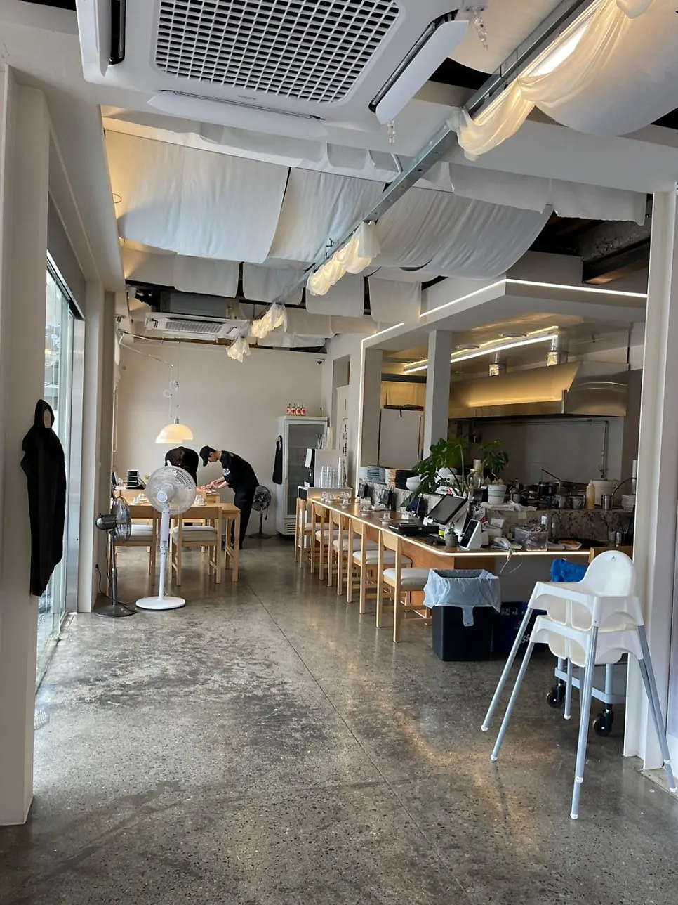 창가 좌석에서 바라본 마당과 황리단길 골목