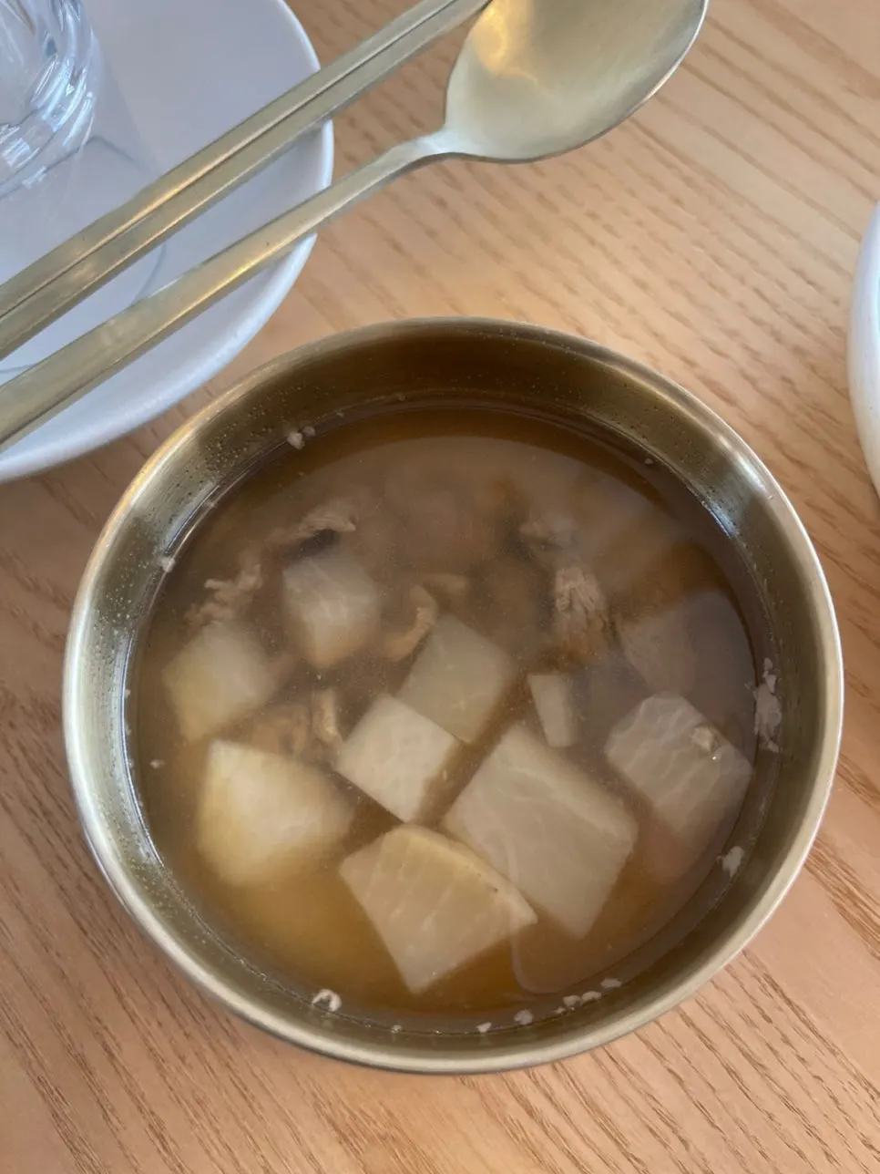 무와 고기가 들어간 국 한 그릇