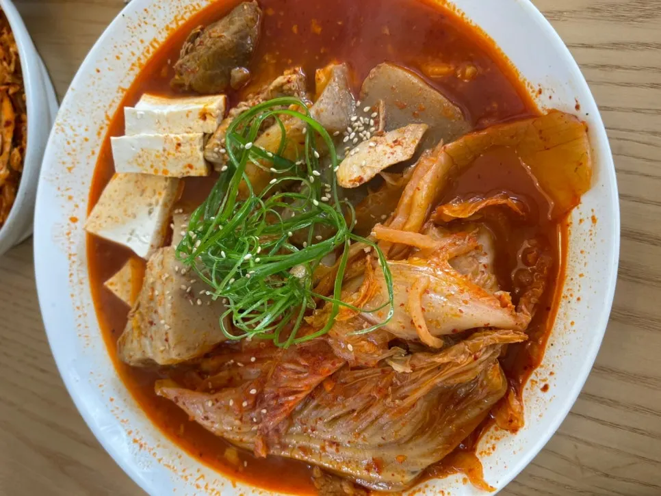 김치와 돼지고기, 두부가 담긴 고유 돼지김치찜
