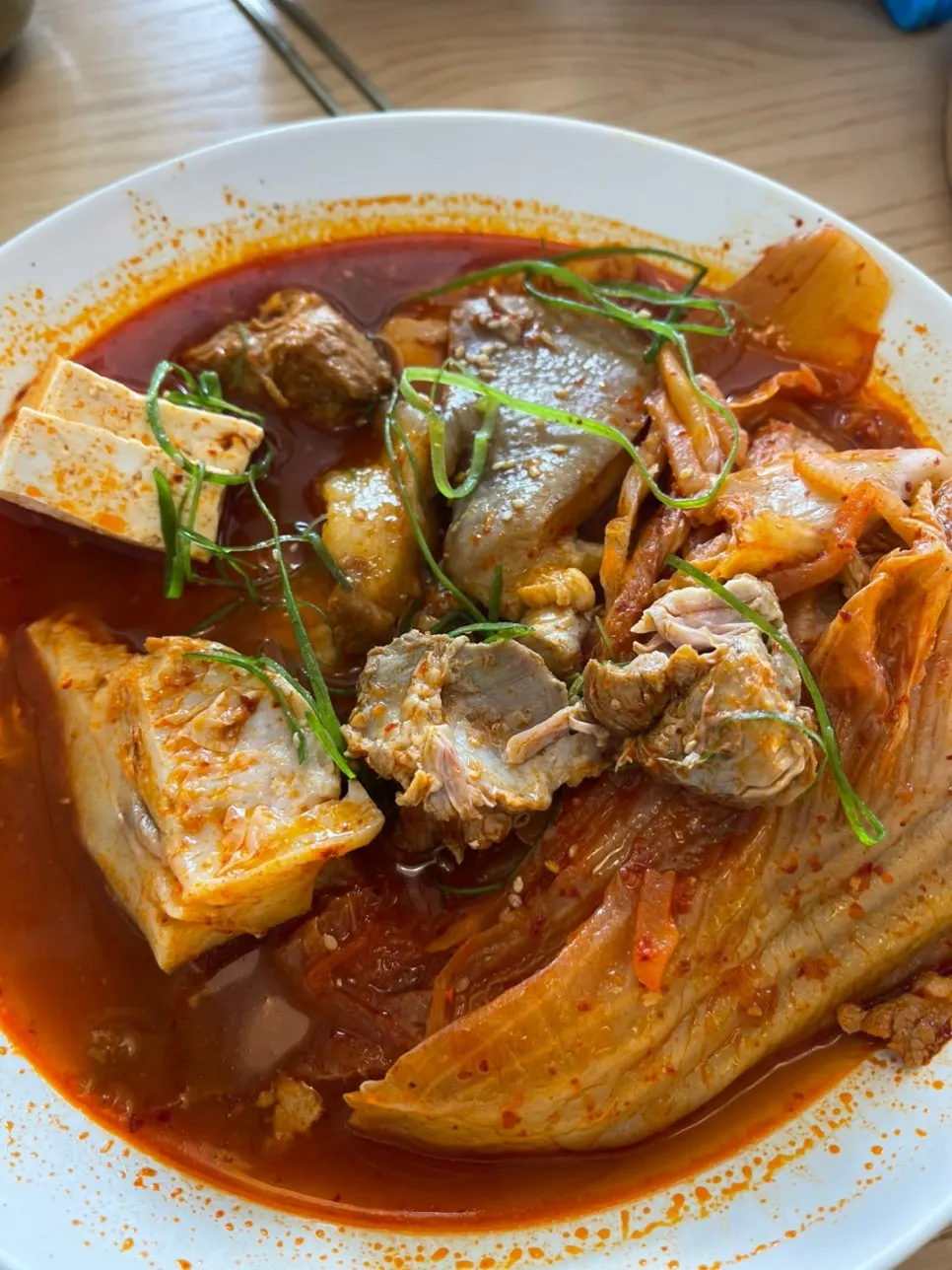 김치찜 속 부드러운 고기와 두부 근접 컷