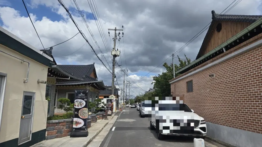 The area around Midam Kitchen at the entrance of a hanok pension alley