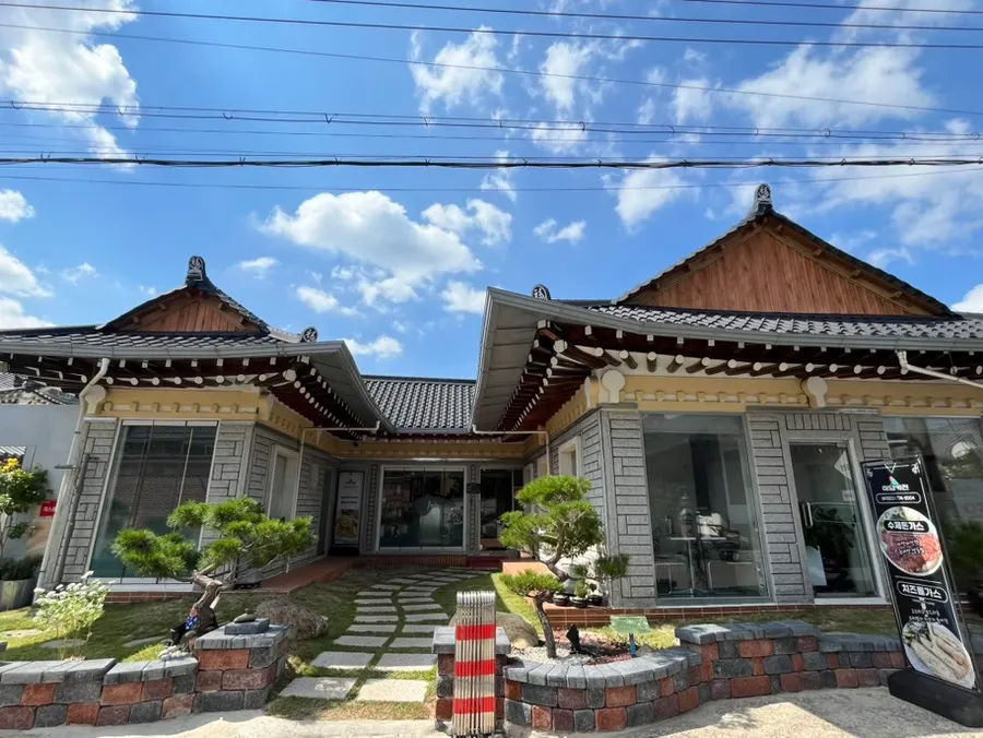 Midam Kitchen's exterior with a hanok roof