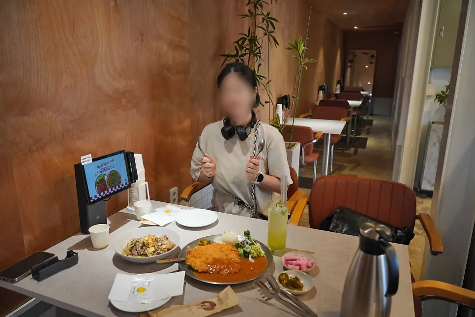 앞접시가 놓인 미담키친 식사 테이블