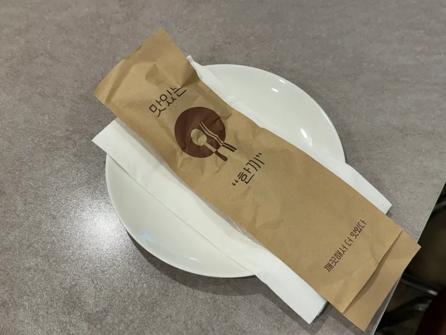 미담키친 테이블에 차려진 양식 메뉴 상차림
