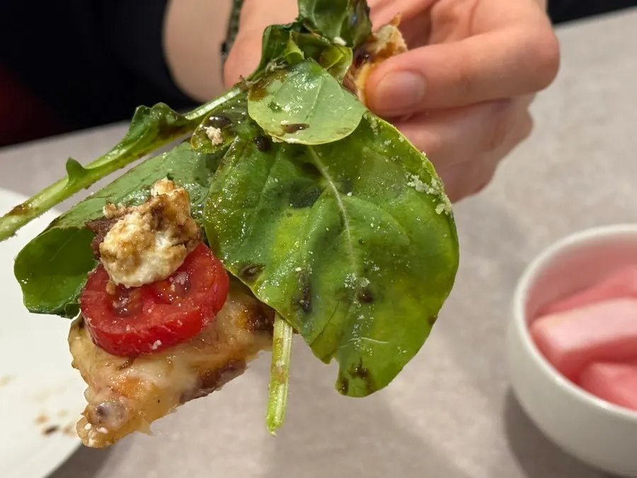미담키친 루꼴라토마토피자 전체 샷