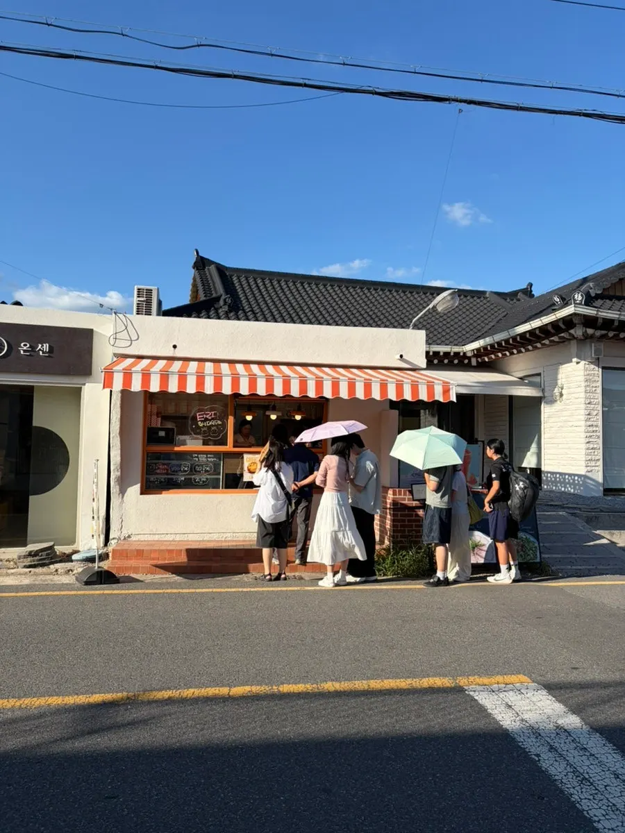아기자기하게 꾸며진 타르당 가게 앞 풍경