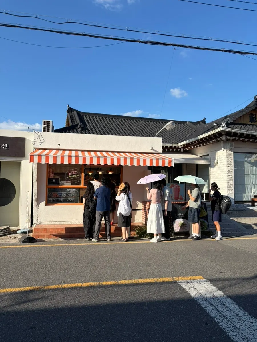황리단길 감성과 어울리는 타르당 외부 장식