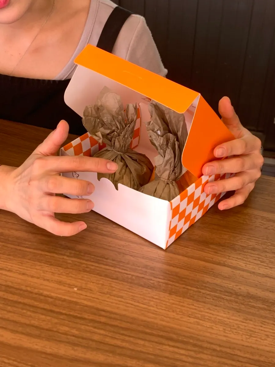 Sign for the photo-review box and cooler-bag perk