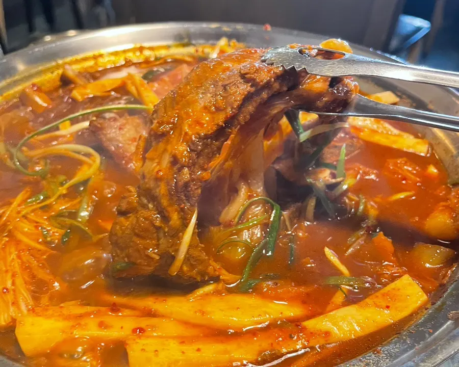 경주 황리단길 황남두꺼비식당 묵은지 등갈비찜 상차림