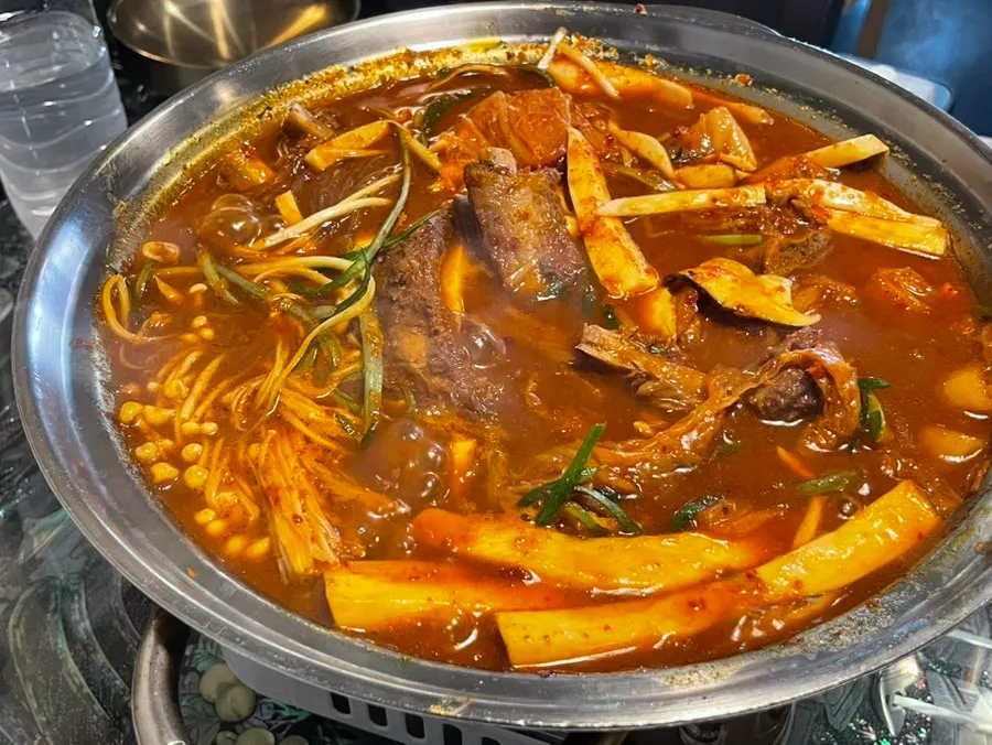 끓기 전 김치를 잘라주는 묵은지 등갈비찜