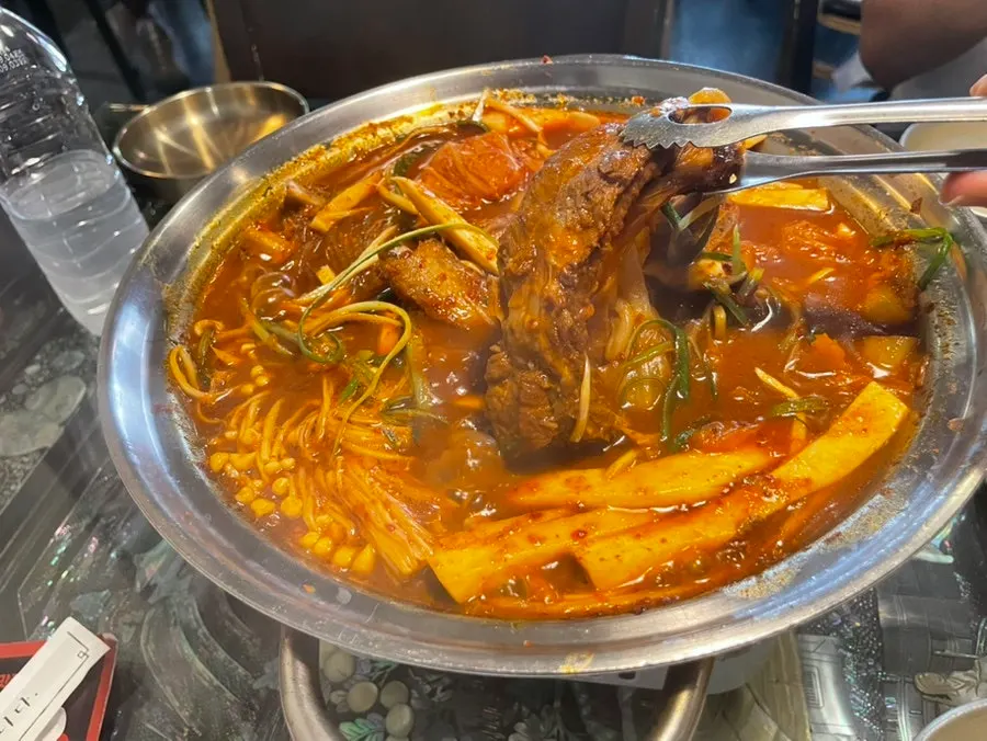 바글바글 끓는 묵은지 등갈비찜 냄비