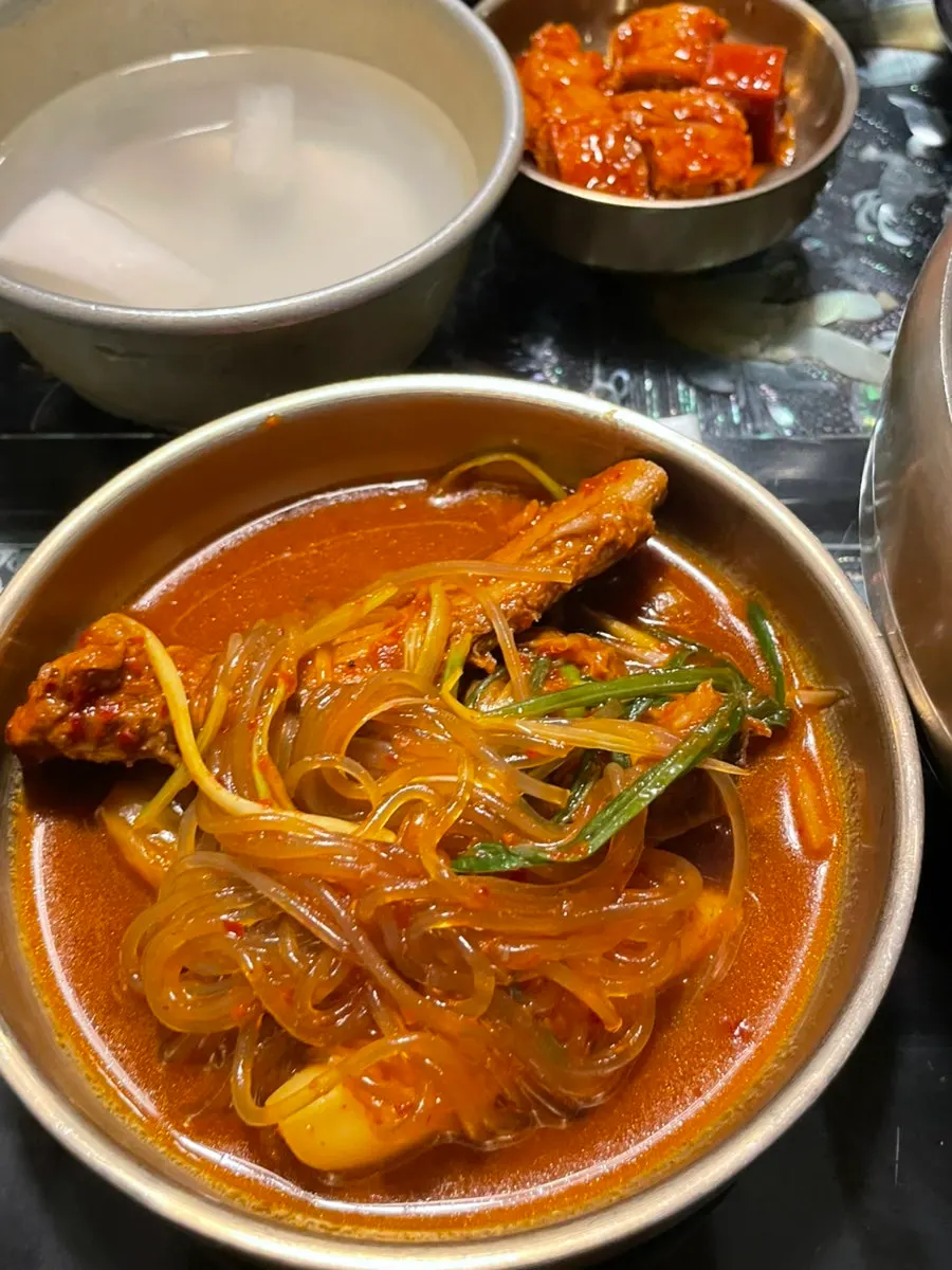 등갈비가 가득 든 묵은지 김치찜 클로즈업