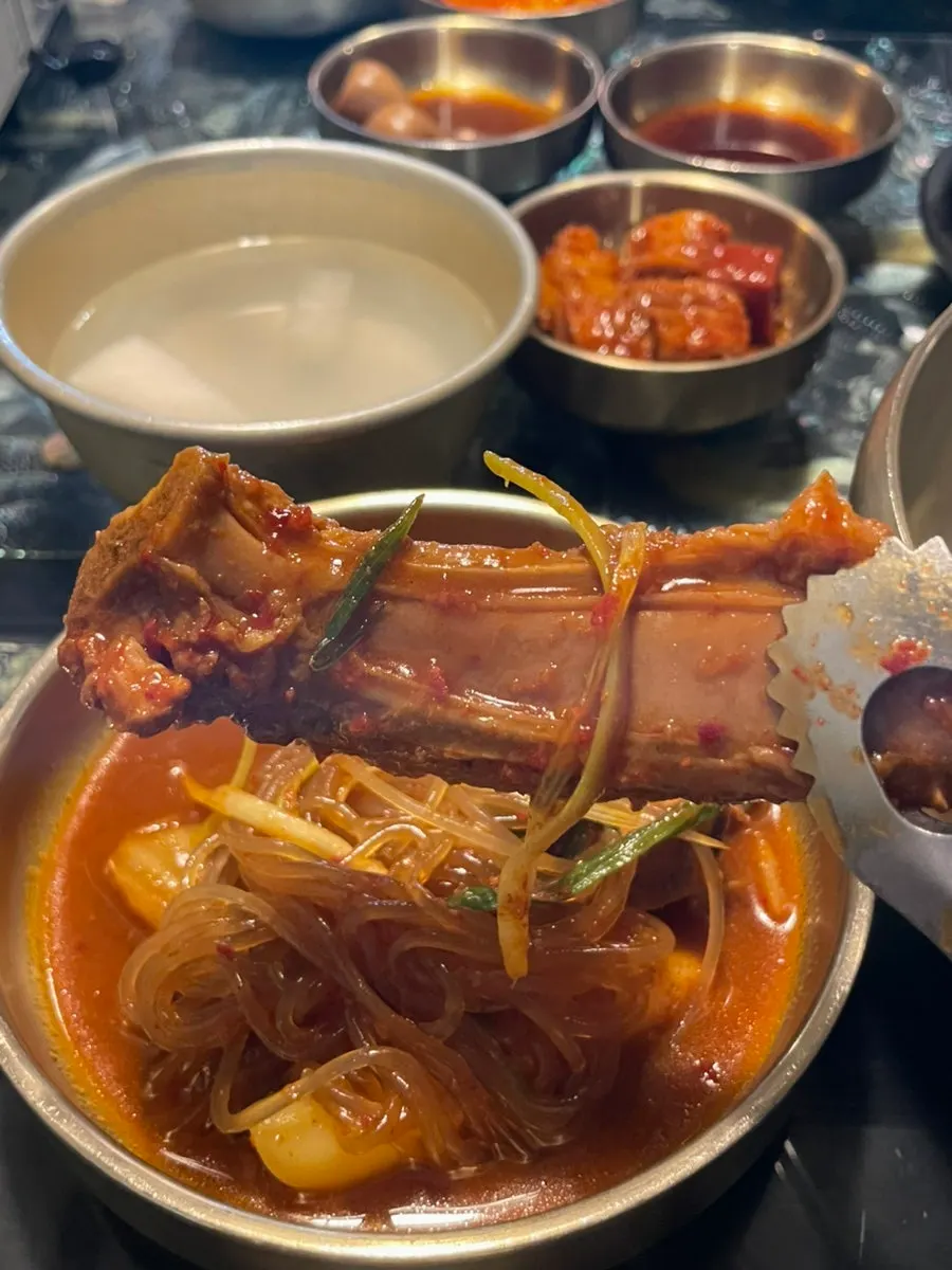 당면과 떡사리를 곁들인 등갈비찜