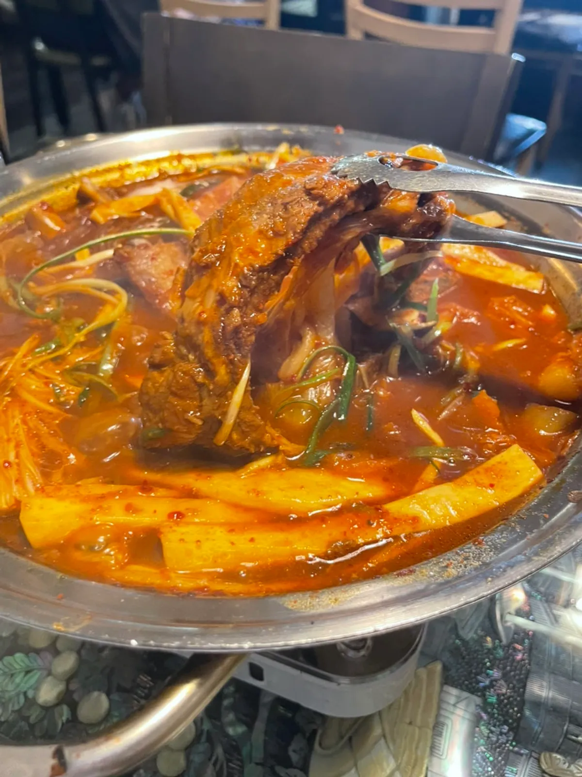 밥에 김치와 등갈비를 올린 한 숟갈