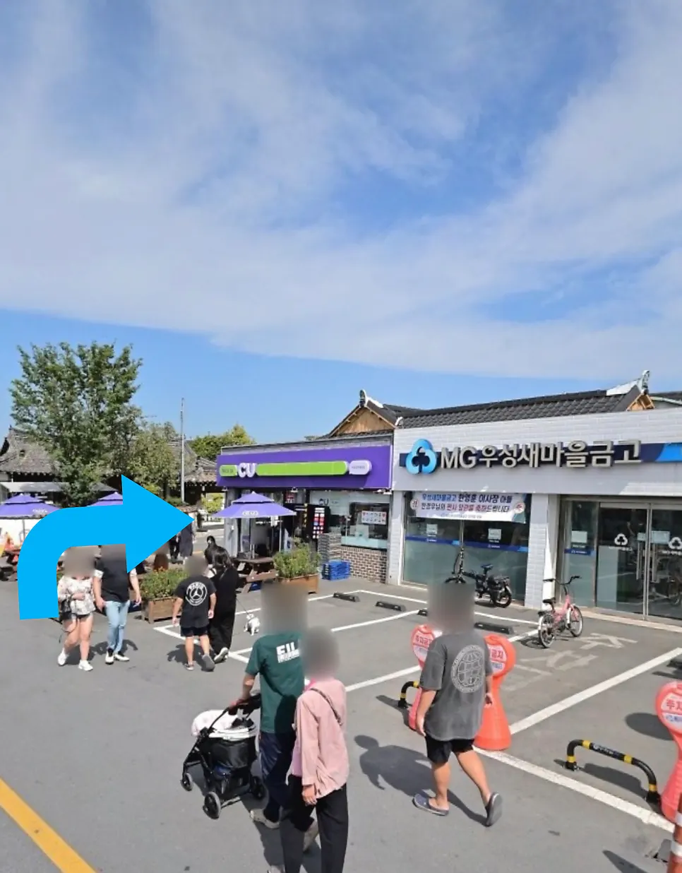 황리단길 메인길 CU 편의점 앞 골목 입구