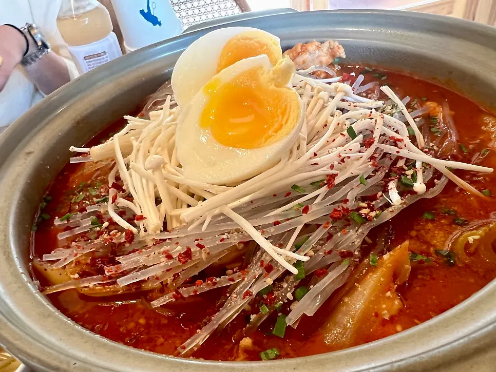 반숙 계란이 올라간 닭볶음탕