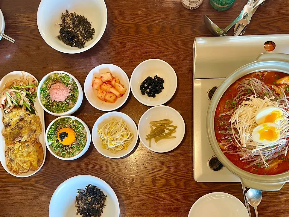 테이블에서 끓고 있는 닭볶음탕