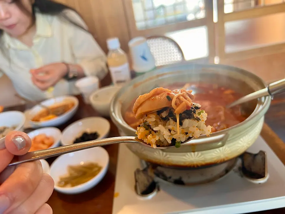 캐비어알밥 위에 닭고기를 올린 한 숟갈