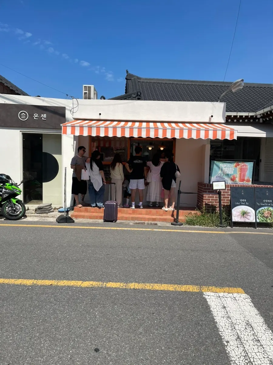 Crowd gathered outside the Tareudang storefront