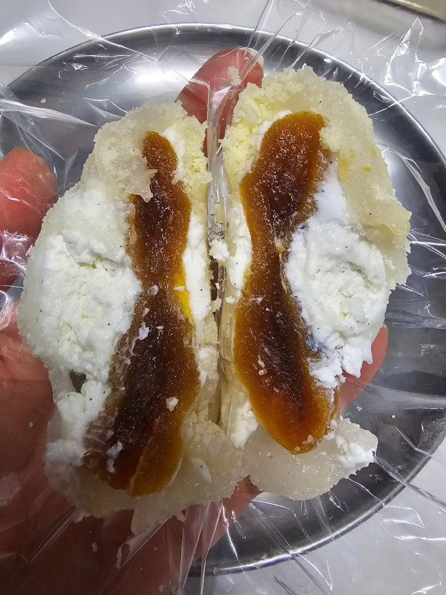 곶감요거트모찌 단면과 요거트 크림