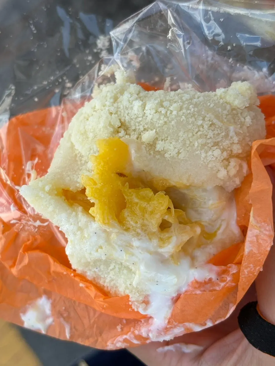 한입 베어 문 망고요거트모찌 단면