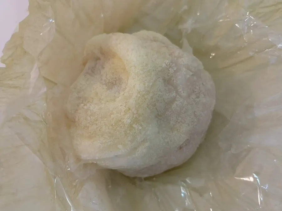 요거트크림과 과일이 보이는 모찌 단면
